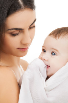 抱在懷里的可愛小寶寶高清圖片- 思緣設計素材共享平臺